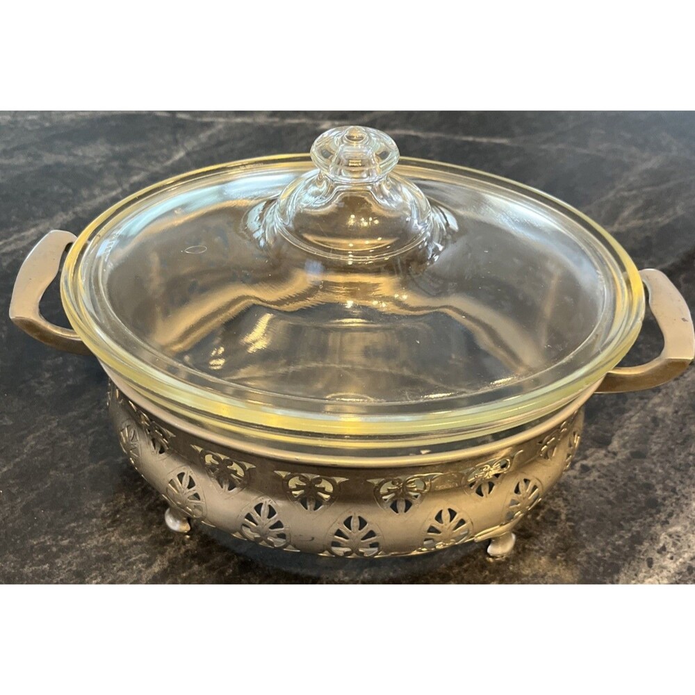 VNTG - Antique PYREX covered casserole dish with a lid and metal caddy 1920’s-30